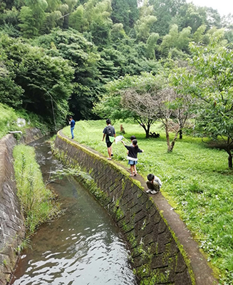 川沿いを歩く子どもたち